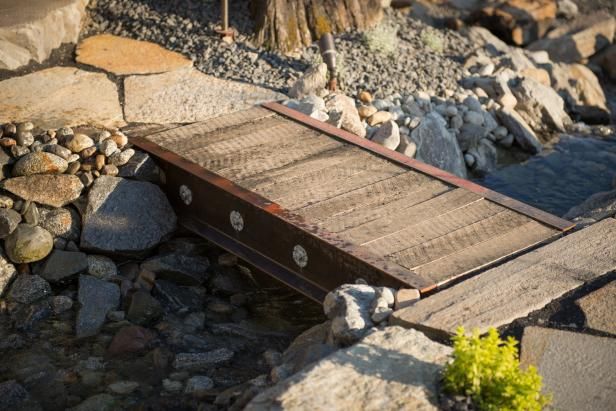 Construir un puente de materiales reclamados / Al aire libre