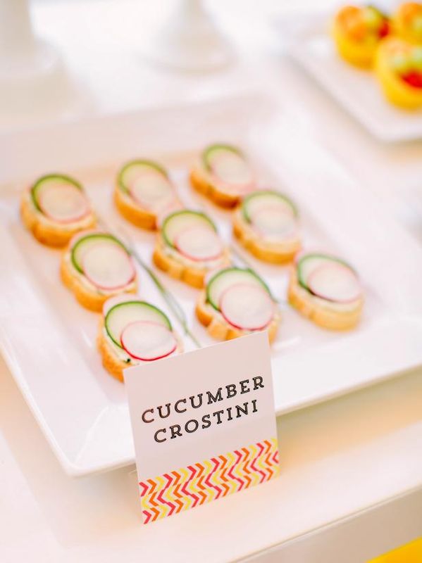 Gurka och Radish Crostini med en Örtspridning / Gör och dekorera