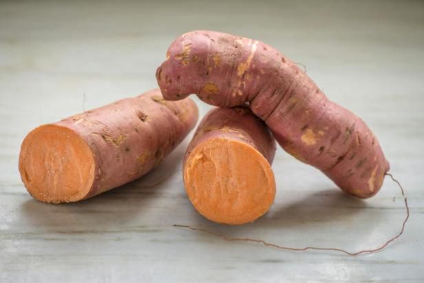 Groeiende Beauregard zoete aardappelen / buitenshuis