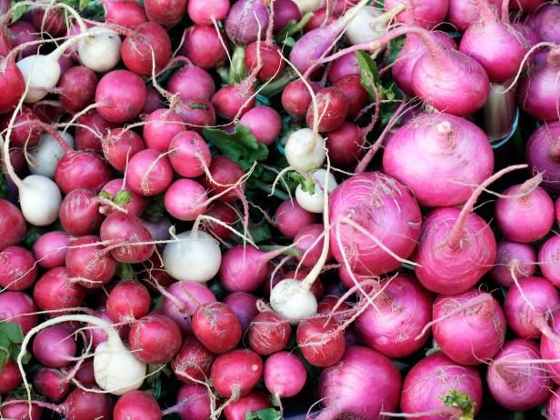 Wachsende rote Radieschen / Draußen