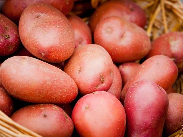 Pommes de terre de coq en croissance / En plein air