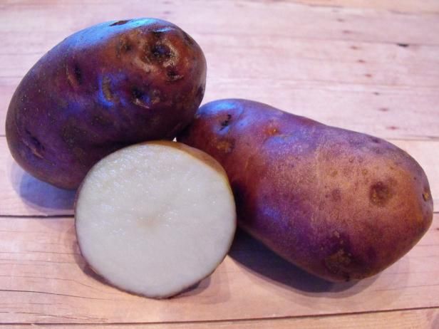 Patate bianche in crescita / All'aperto