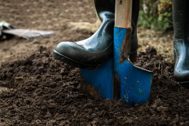 Mest aan compost toevoegen / buitenshuis