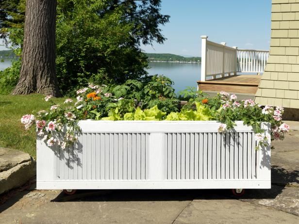 Cómo construir una cama de jardín elevada desde una plataforma de envío antigua / Al aire libre