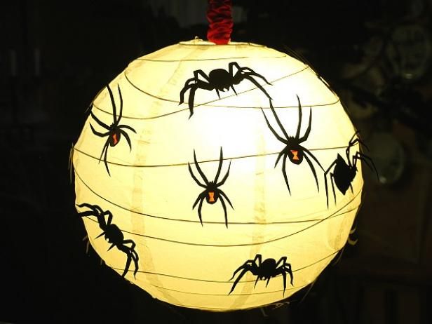 Comment décorer des lanternes en papier pour Halloween