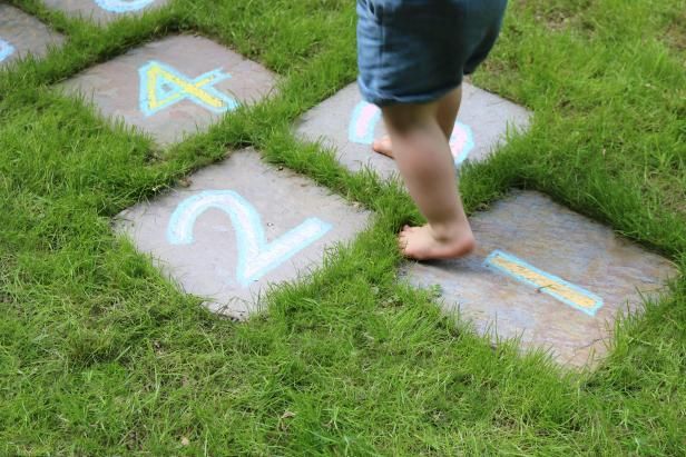 Hur man gör en permanent bakgård Hopscotch Board / Utomhus