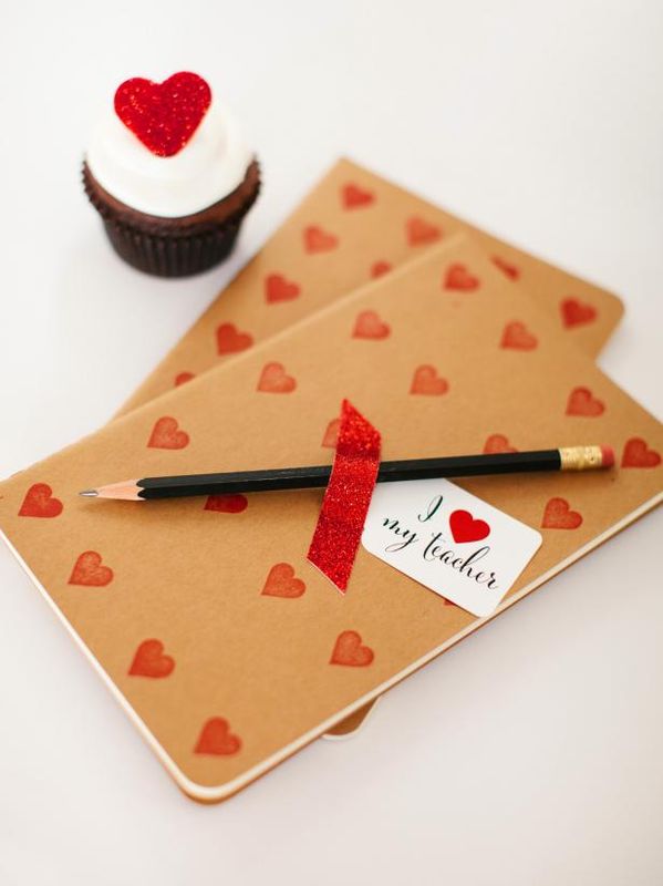 Comment faire un journal de la Saint-Valentin pour les enseignants / Faire et décorer