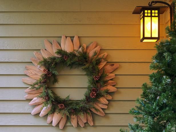 Hur man gör en krans från staketstycken och garland