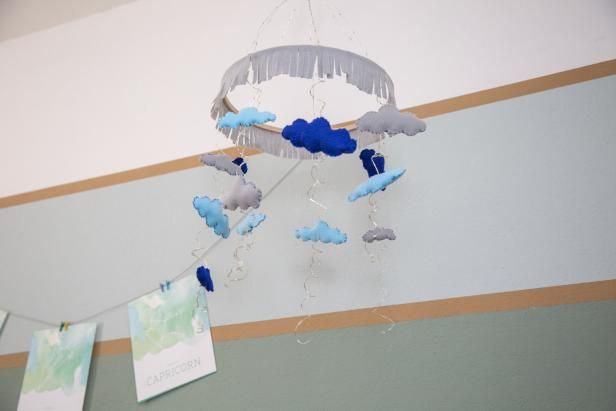 Een verlichte regenwolk mobiel maken voor een babykamer / Maken en versieren