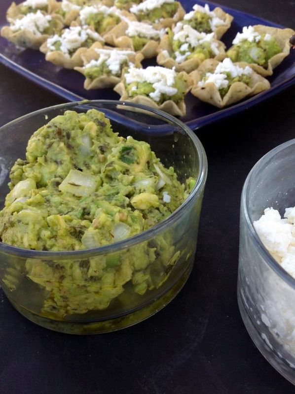 Hur man gör Avocado-Chimichurri Dip i Tortilla Cups