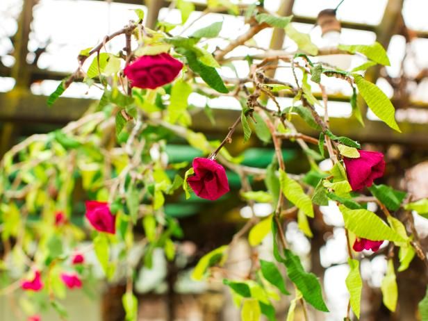 Hur man gör Crepe-Paper Roses och Hanging Branches / Gör och dekorera