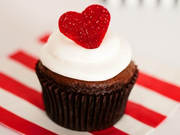 Cómo hacer corazones con fondant glitter para los cupcakes del día de san valentín / Hacer y decorar