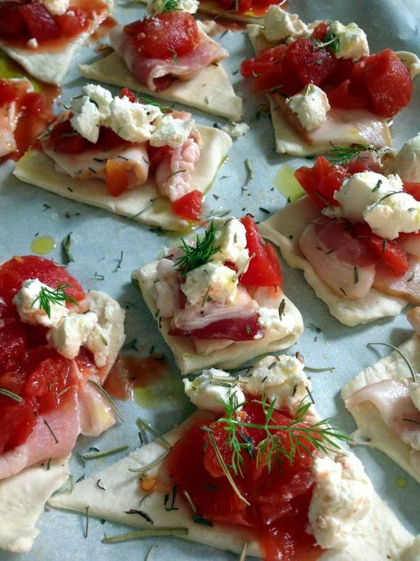 Wie man Ziegenkäse, Tomaten- und Speckdreiecke herstellt / Machen und dekorieren