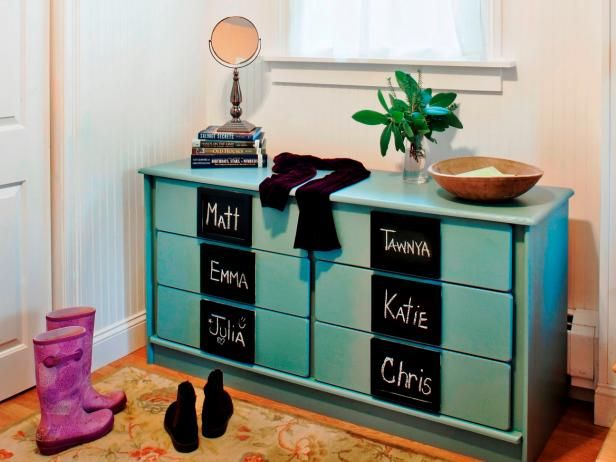 Cum de a transforma un dresser vechi în magazie mudroom / Fă-o și decorează