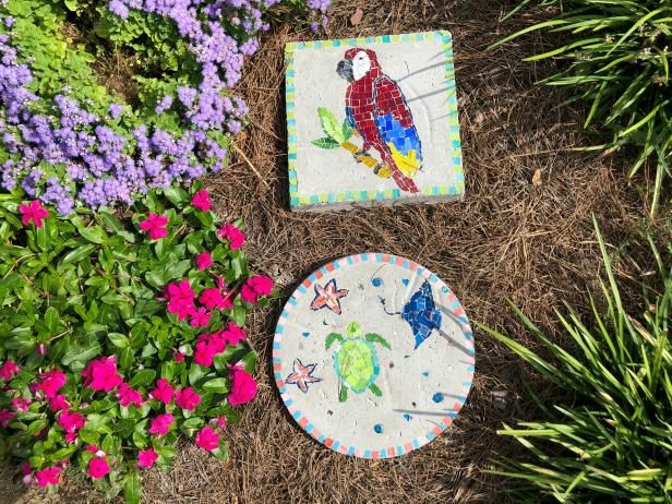 Slik setter du Kids 'Artwork inn i Garden Stepping Stones / Lag og dekorere