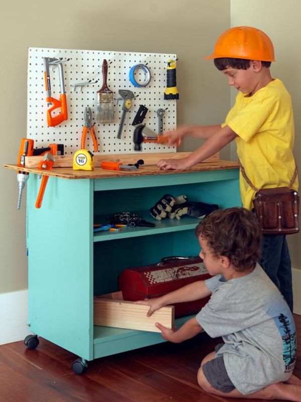 Wie man aus alten Möbeln eine Spielzeug-Workbench für Kinder macht / Machen und dekorieren