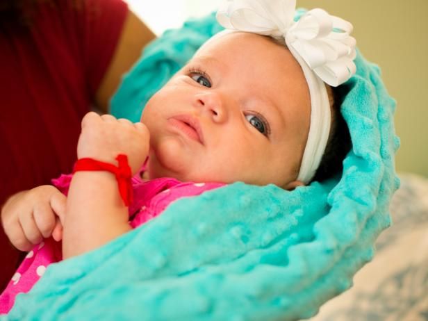 Einfaches Nähprojekt Wie man eine doppelseitige Babydecke herstellt / Machen und dekorieren