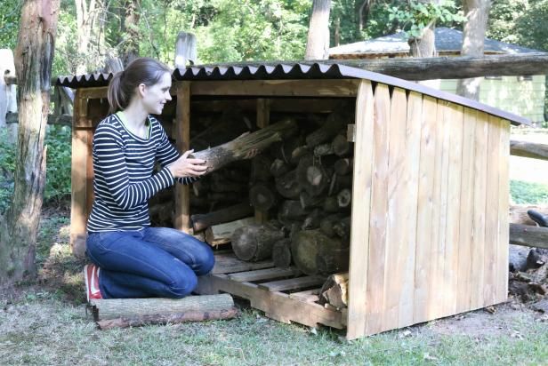 So bauen Sie eine Lagerhalle für Brennholz im Freien