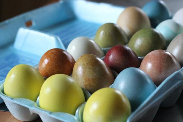 Cómo colorear huevos de pascua usando tintes naturales