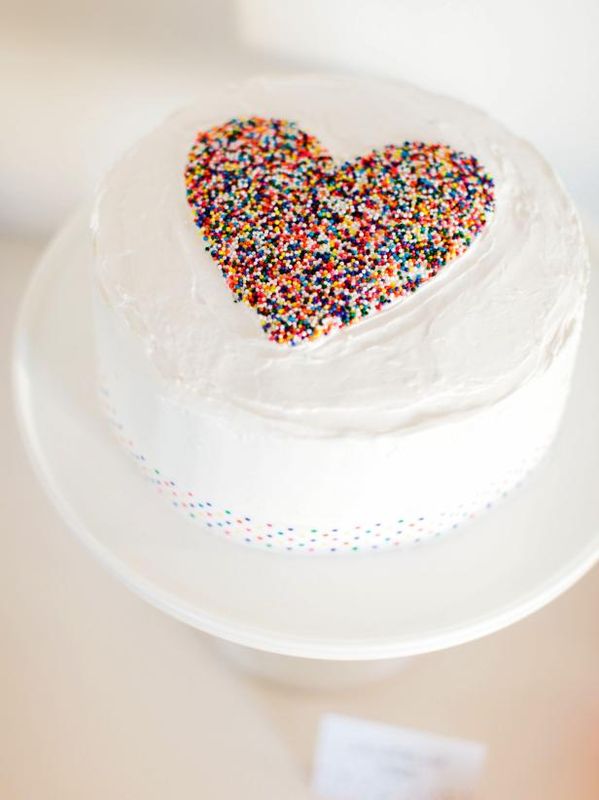 Come decorare una torta con un cuore spruzzato / Fai e decorare