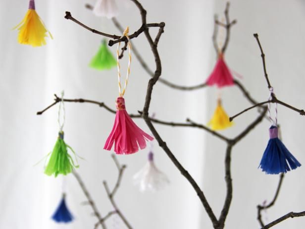 Come fare un albero di Pasqua decorato con nappe