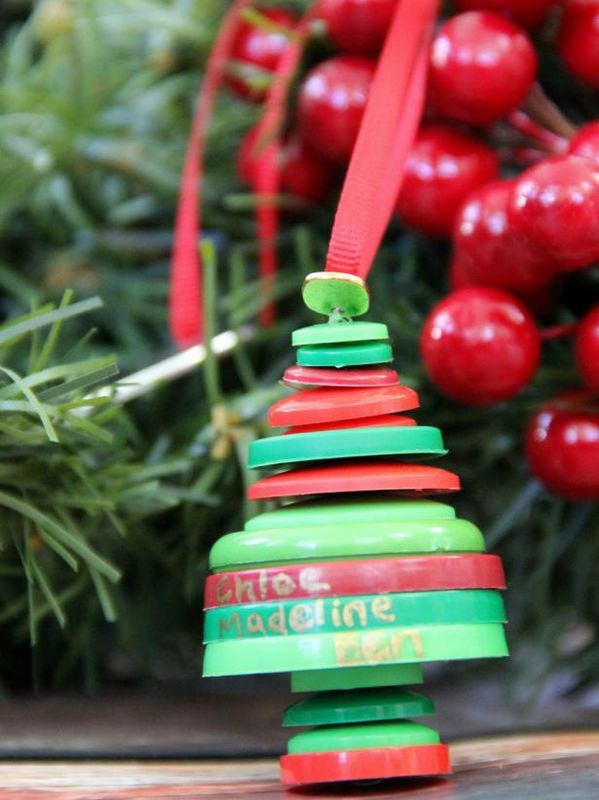 Cómo hacer un adorno navideño de árbol familiar con botones