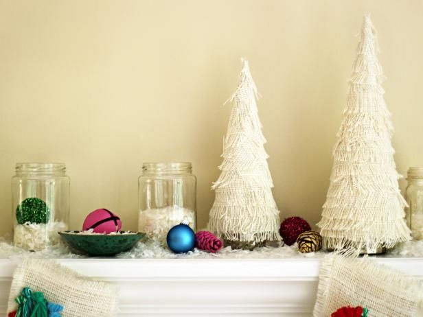 Cómo hacer una pieza central con flecos de árbol de navidad