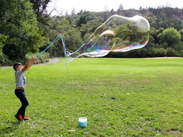 Cómo hacer una varita gigante de burbujas y una solución de burbujas