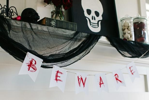 Wie man ein Halloween-Banner Beware macht