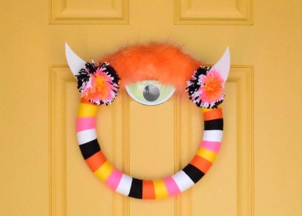 Hvordan lage en Halloween Garn-Wrapped Monster Wreath / Lag og dekorere