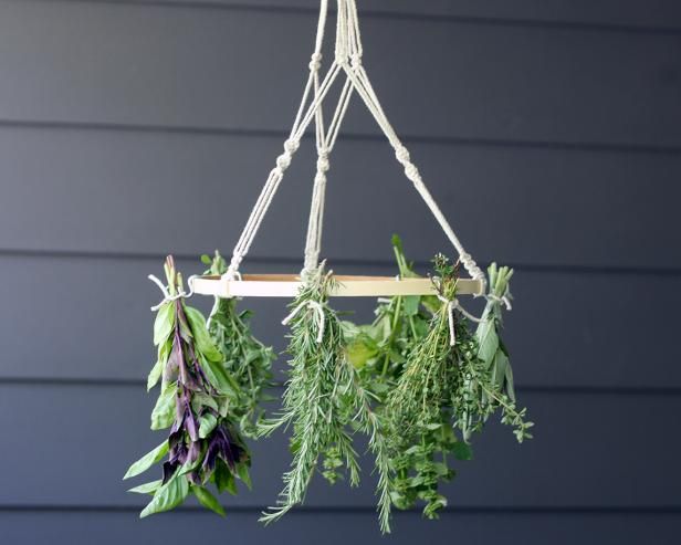 Hvordan lage en Macrame Herb-Drying Rack