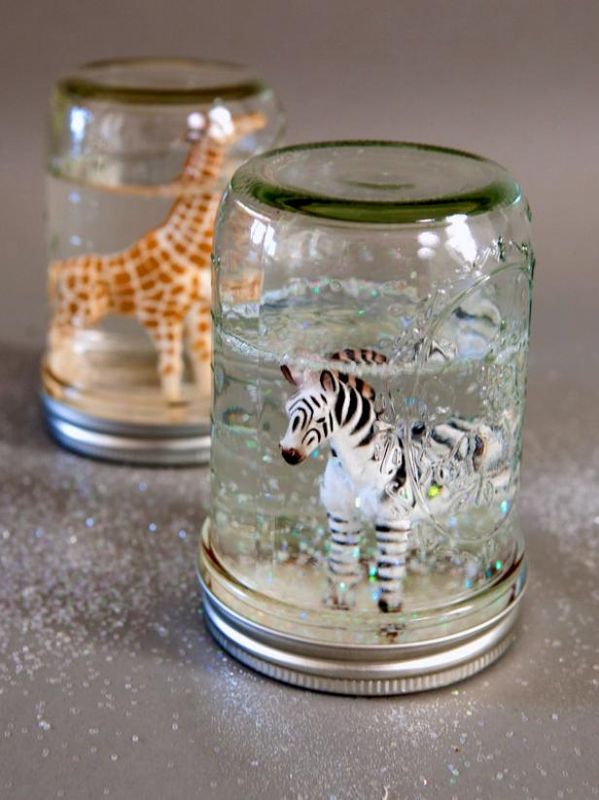 Hur man gör Glitter Snow Globes från Mason Jars