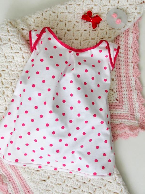 Comment coudre une robe de bébé en tricot / Faire et décorer