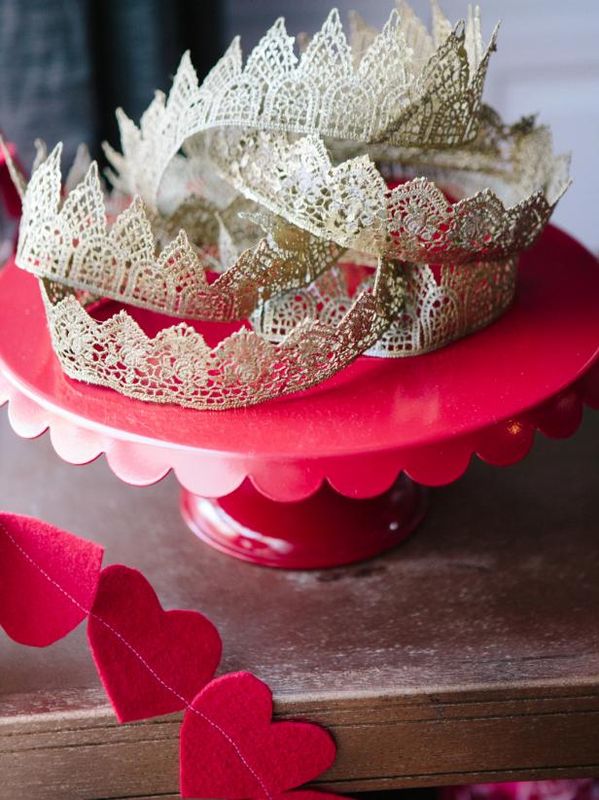 Comment utiliser la dentelle pour faire une couronne de chapeau de fête / Faire et décorer