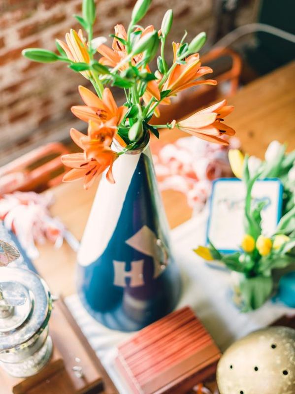 Comment utiliser les mégaphones comme vases à fleurs Varsity-Chic / Faire et décorer