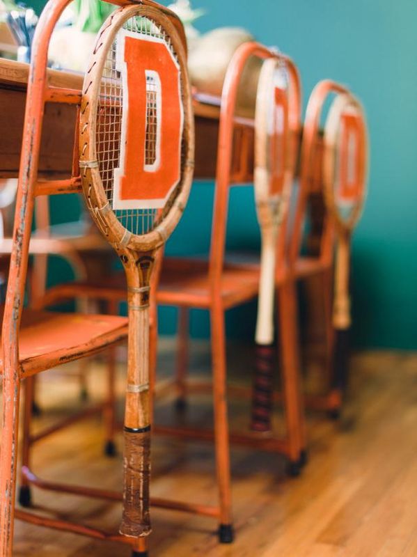 Hur man använder Vintage Tennis Rackets som Varsity-Themed Chair Swags / Gör och dekorera