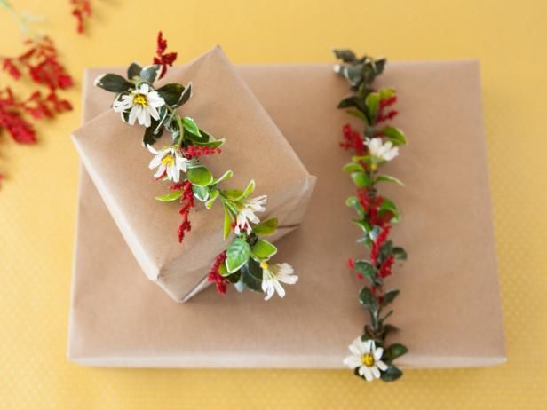 Wie man ein Geschenk in Floral Garland einwickelt / Machen und dekorieren