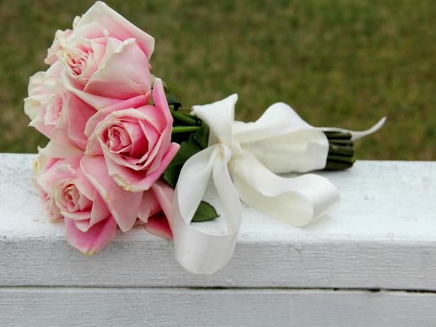 Hoe om bloemen te wikkelen om een ​​bruidsboeket te maken / Maken en versieren