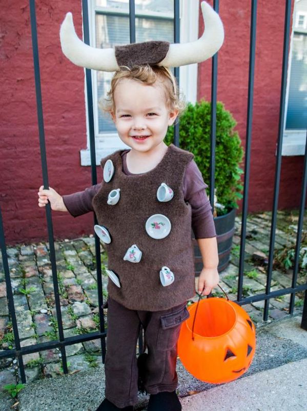 Halloween-kostuumstier voor kinderen in een China-winkel / Maken en versieren