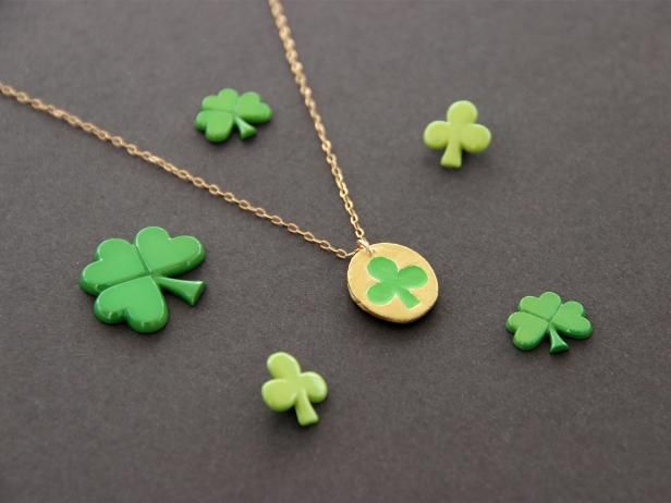 Gör ett Air-Dry Clay Clover Necklace för St Patrick's Day / Gör och dekorera