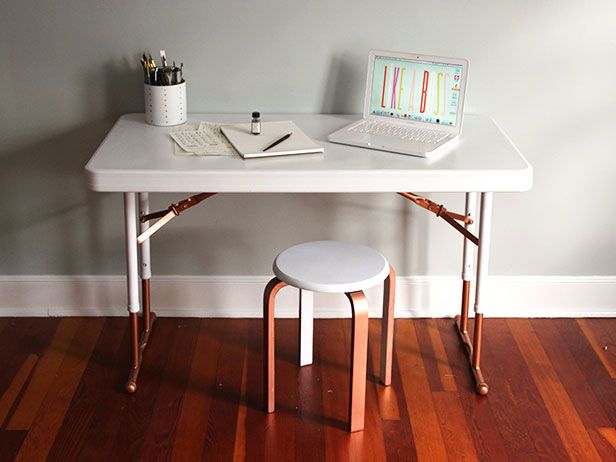 Upcycle una mesa plegable de plástico en un escritorio elegante